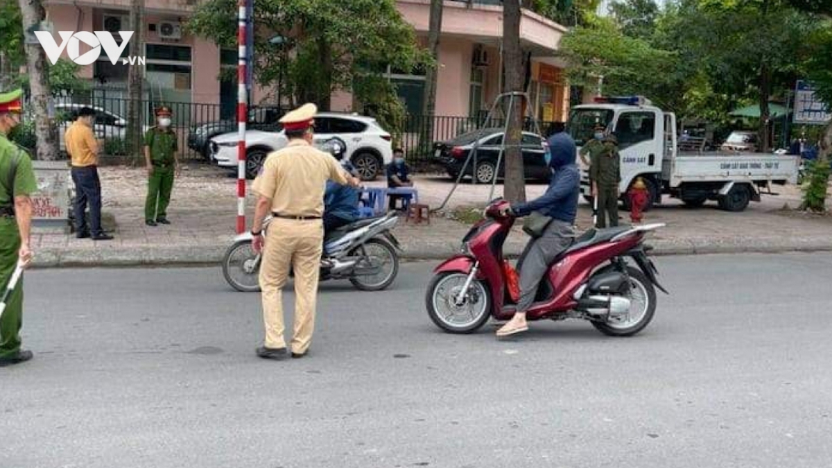 Nóng 24h: Hà Nội xử phạt gần 5 tỷ đồng các vi phạm sau 5 ngày giãn cách xã hội